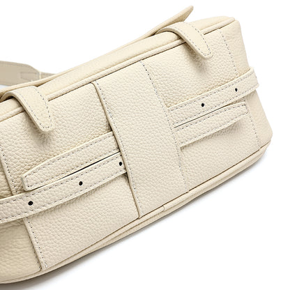 Borsa pochette baguette a patta in vera pelle martellata, dai toni delicati