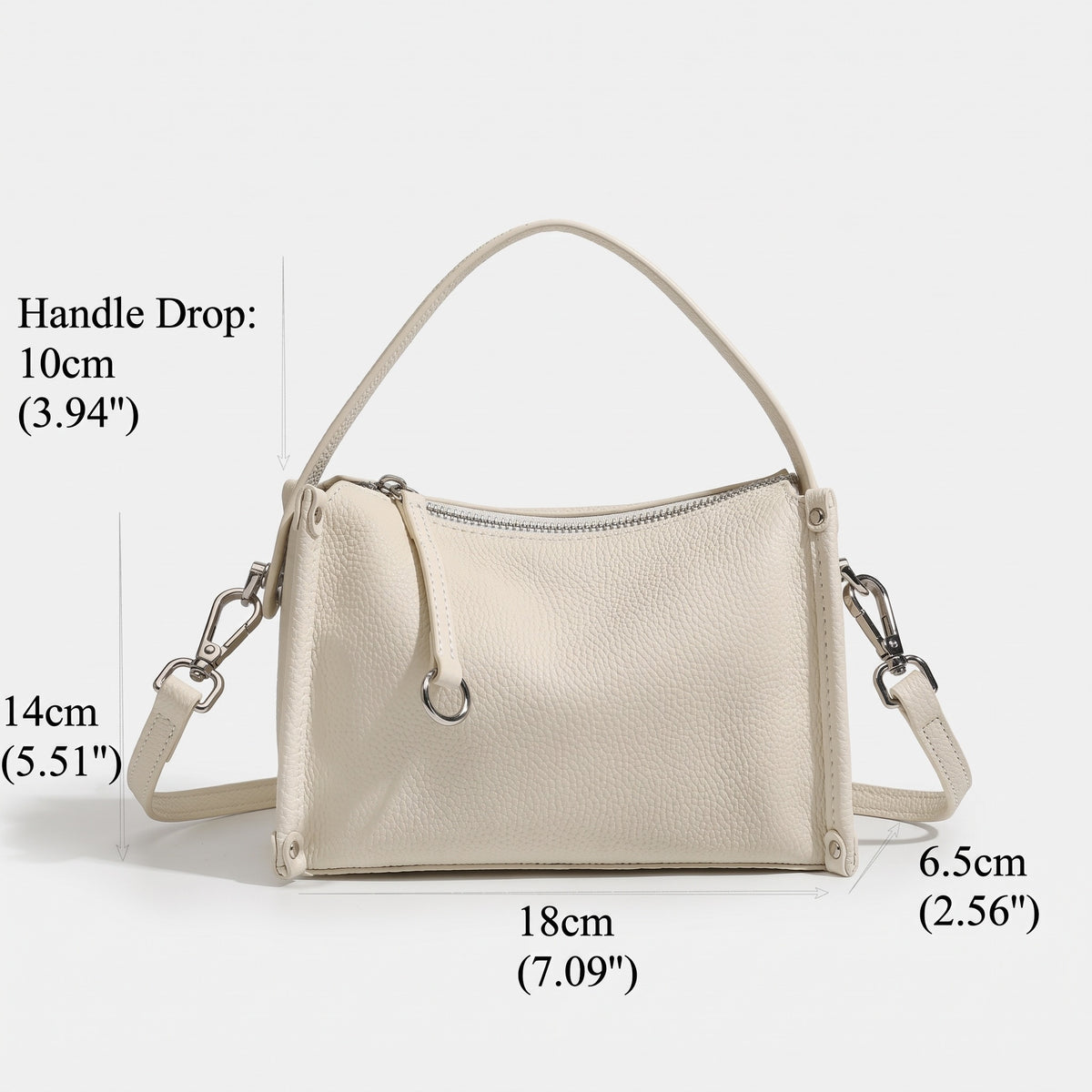 Pochette minimalista a tracolla in vera pelle martellata dalle linee essenziali
