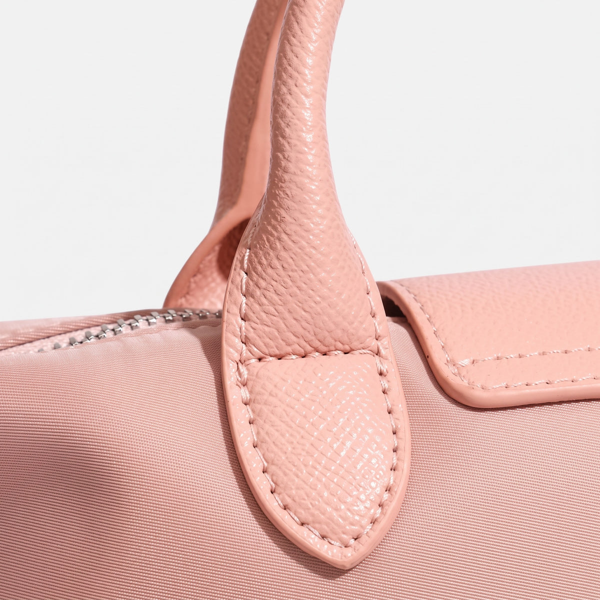 Borsa a tracolla e spalla chic e leggera in nylon a forma di fagottino