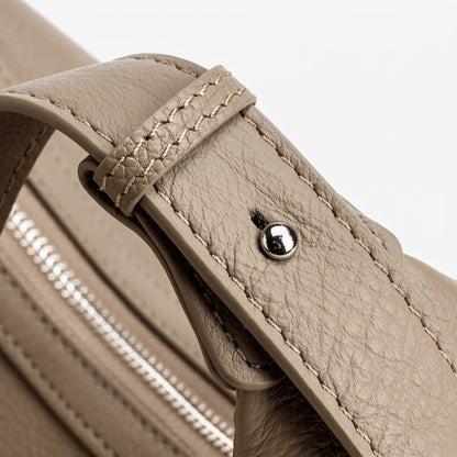Legere, lässige Hobo-Clutch aus genarbtem echtem Leder  
