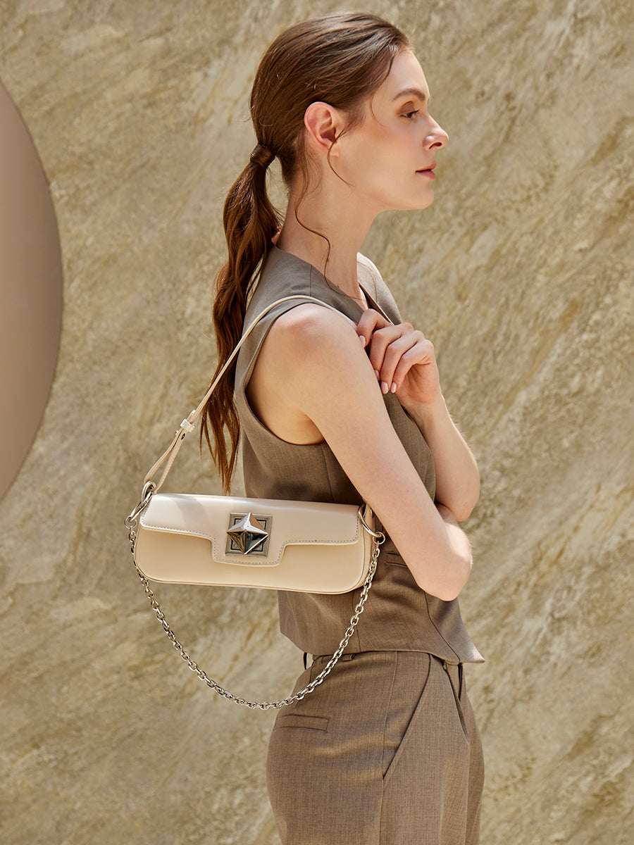 Bolso baguette minimalista de cuero genuino liso con hebilla plateada