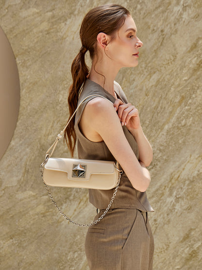 Bolso baguette minimalista de cuero genuino liso con hebilla plateada