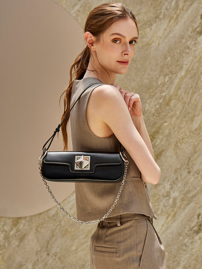 Bolso baguette minimalista de cuero genuino liso con hebilla plateada