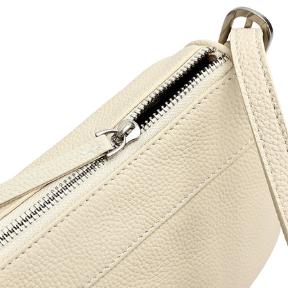 Borsa pochette baguette a patta in vera pelle martellata, dai toni delicati