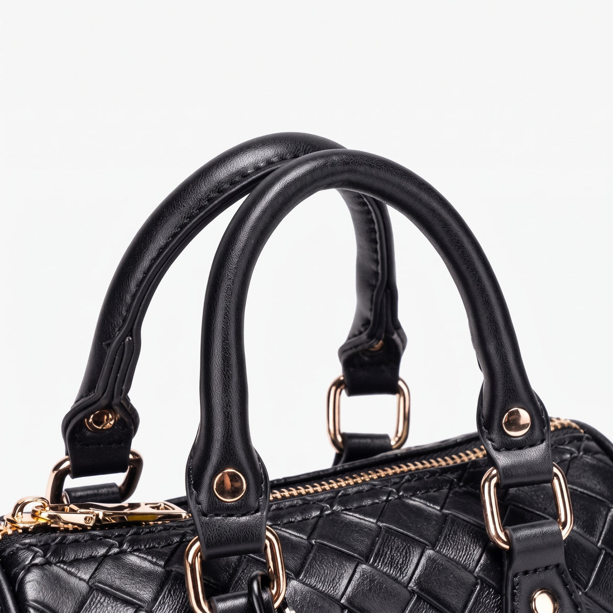 Borsa pochette Boston raffinata intrecciata in ecopelle vegana, con giocoso charm a orsacchiotto