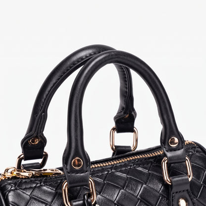 Borsa pochette Boston raffinata intrecciata in ecopelle vegana, con giocoso charm a orsacchiotto