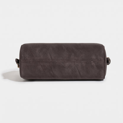 Geantă clutch rustică, mată, cilindrică, din piele autentică cu aspect uzat, purtată crossbody
