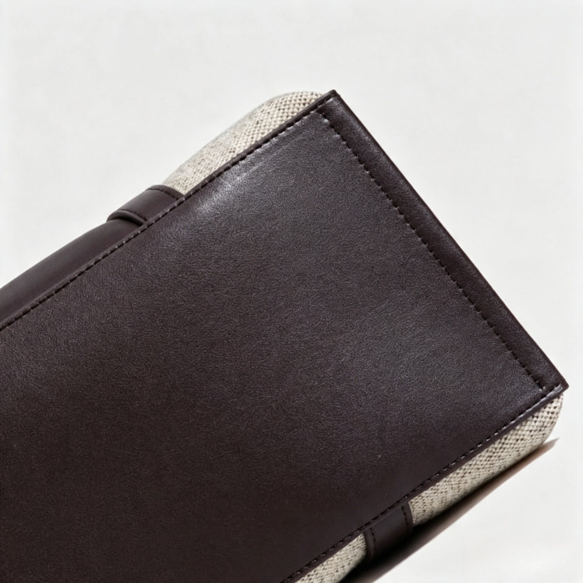 Borsa pochette tote capiente in tela, dal design minimalista