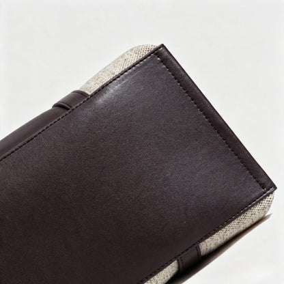 Borsa pochette tote capiente in tela, dal design minimalista