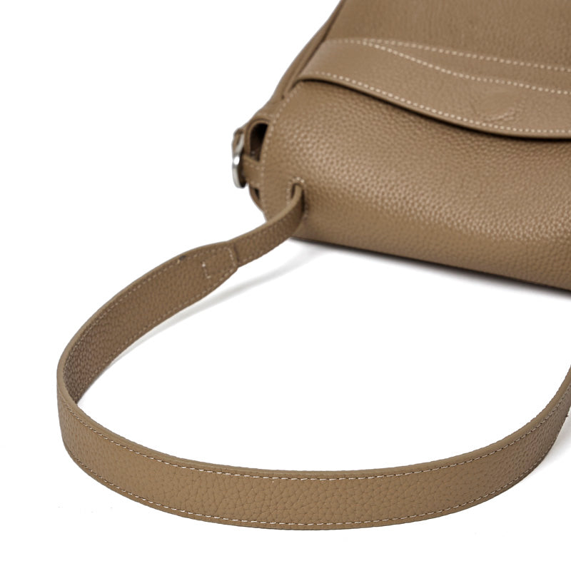 Borsa a tracolla con patta in vera pelle effetto litchi e tracolla regolabile