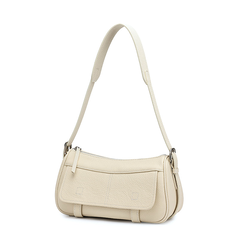 Borsa pochette baguette a patta in vera pelle martellata, dai toni delicati