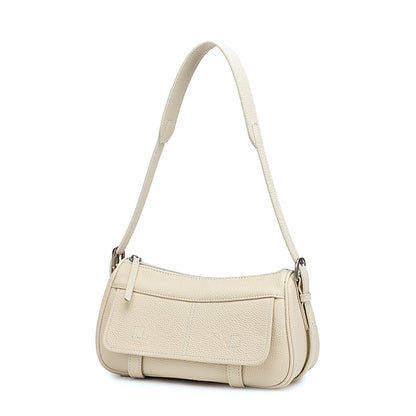 Borsa pochette baguette a patta in vera pelle martellata, dai toni delicati