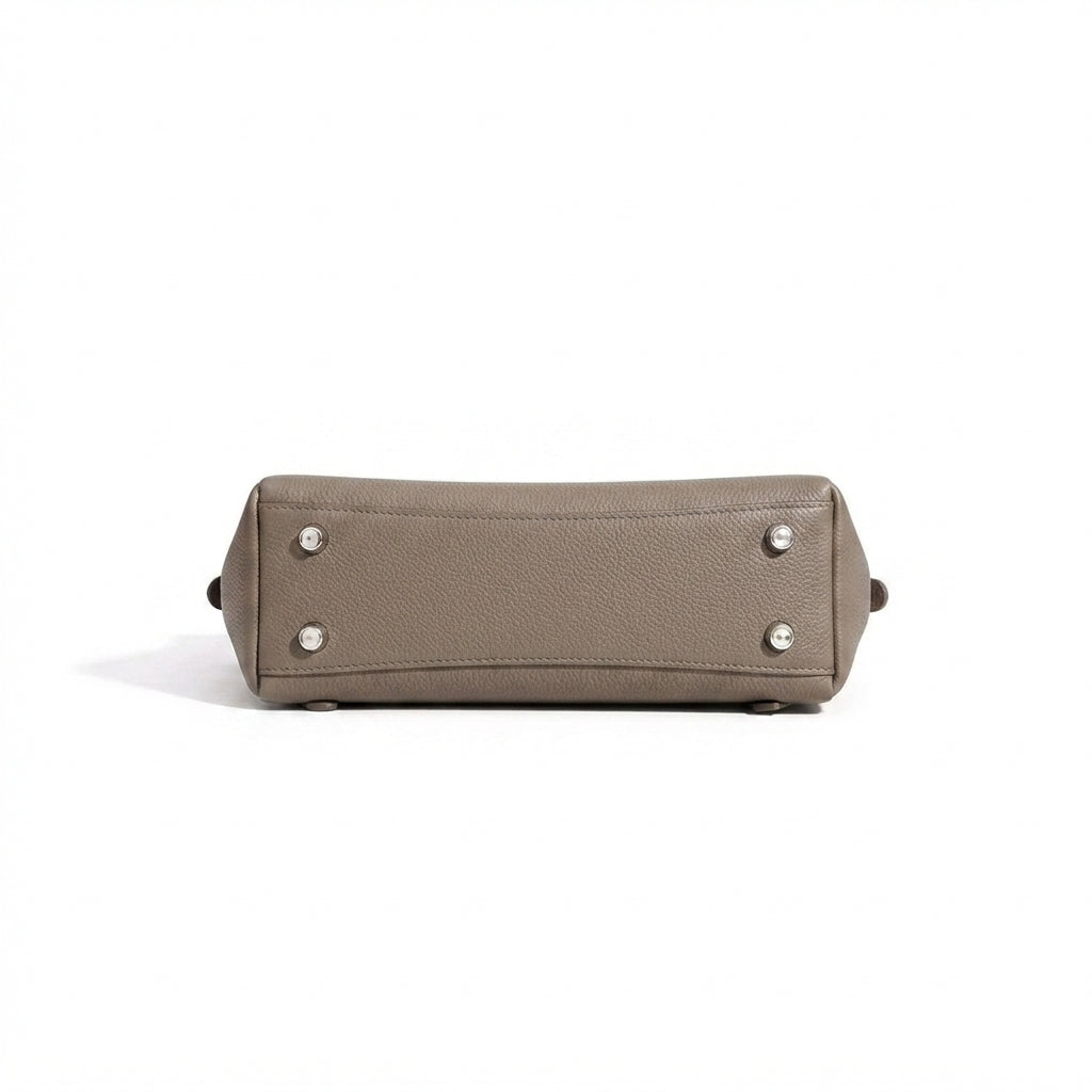 Skulpturale, lässig fallende Klapp-Clutch aus echtem Leder mit Mini-Münztäschchen