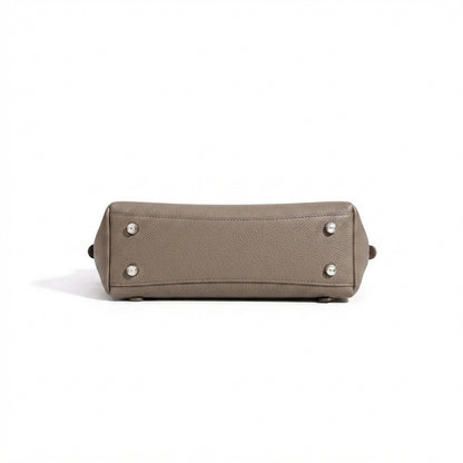 Skulpturale, lässig fallende Klapp-Clutch aus echtem Leder mit Mini-Münztäschchen