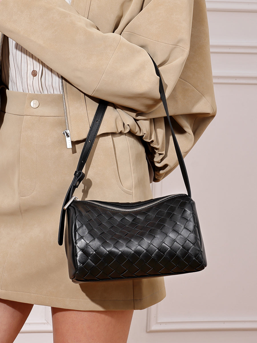 Minimalistische Baguette-Clutch aus gewebtem echtem Schafsleder  