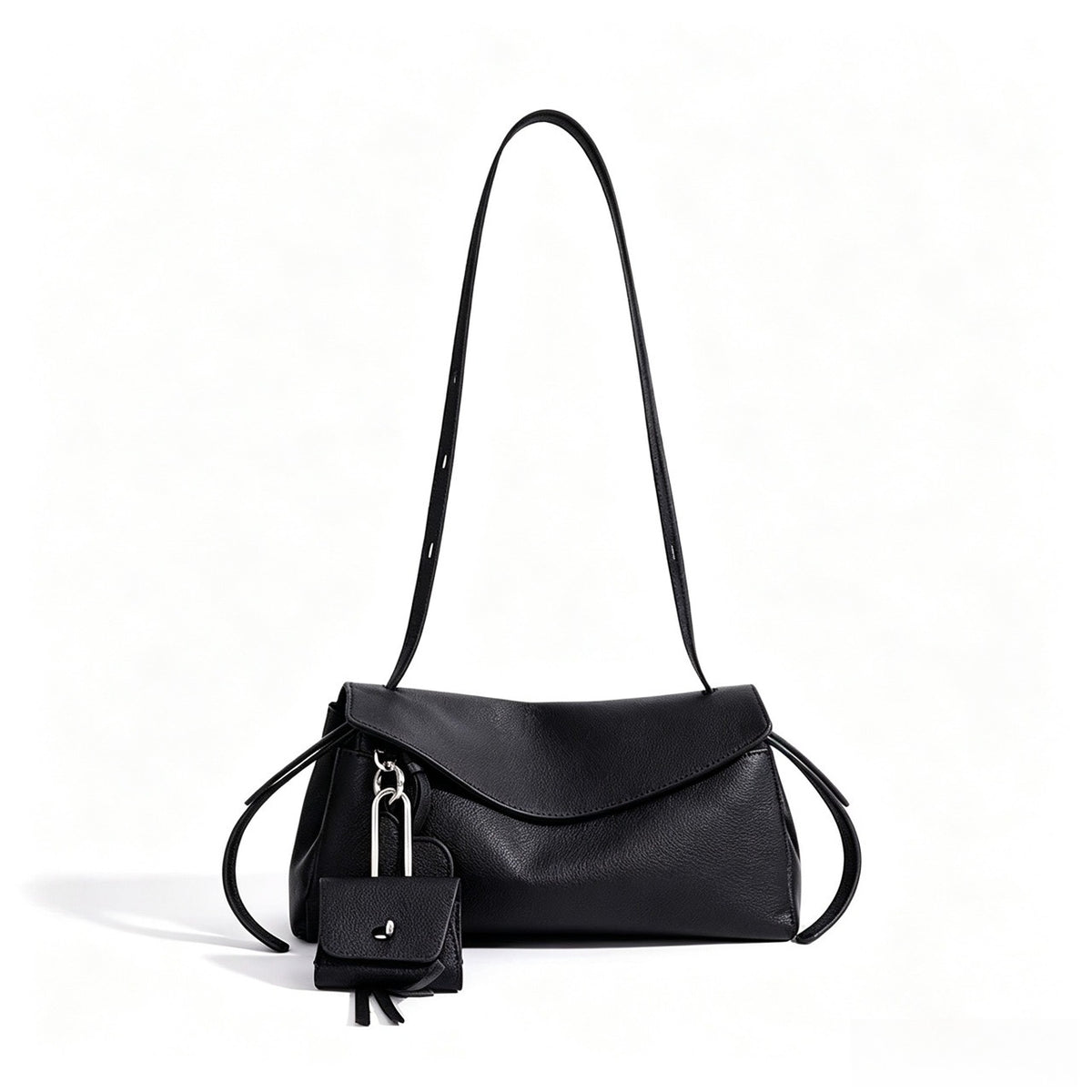 Skulpturale, lässig fallende Klapp-Clutch aus echtem Leder mit Mini-Münztäschchen