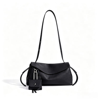 Skulpturale, lässig fallende Klapp-Clutch aus echtem Leder mit Mini-Münztäschchen