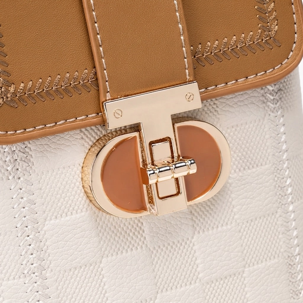 Elegante Color-Block Clutch aus veganem Öko-Leder mit flauschigem Anhänger für das Telefon  