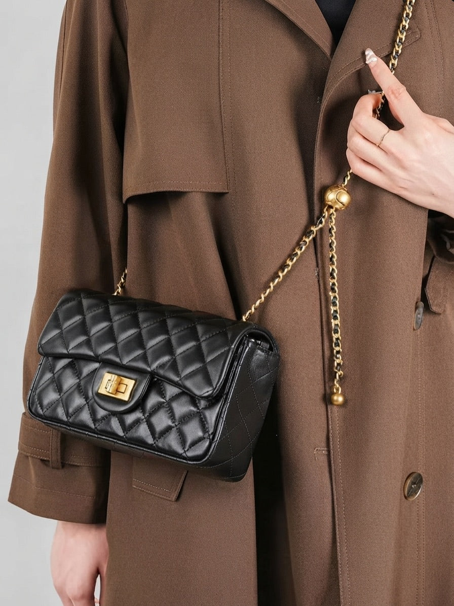 Borsa pochette raffinata con patta trapuntata in vera pelle di montone