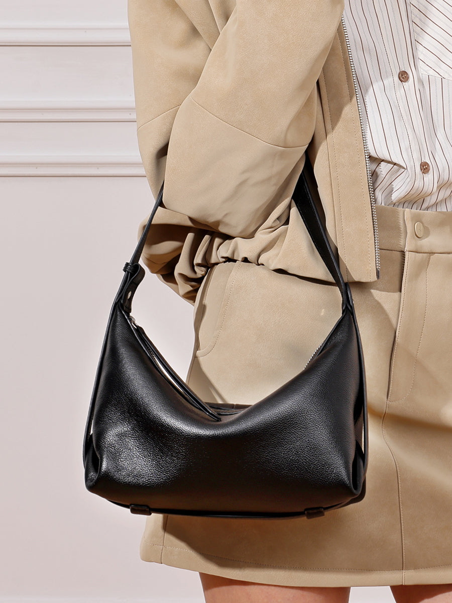 Legere, lässige Hobo-Clutch aus genarbtem echtem Leder  