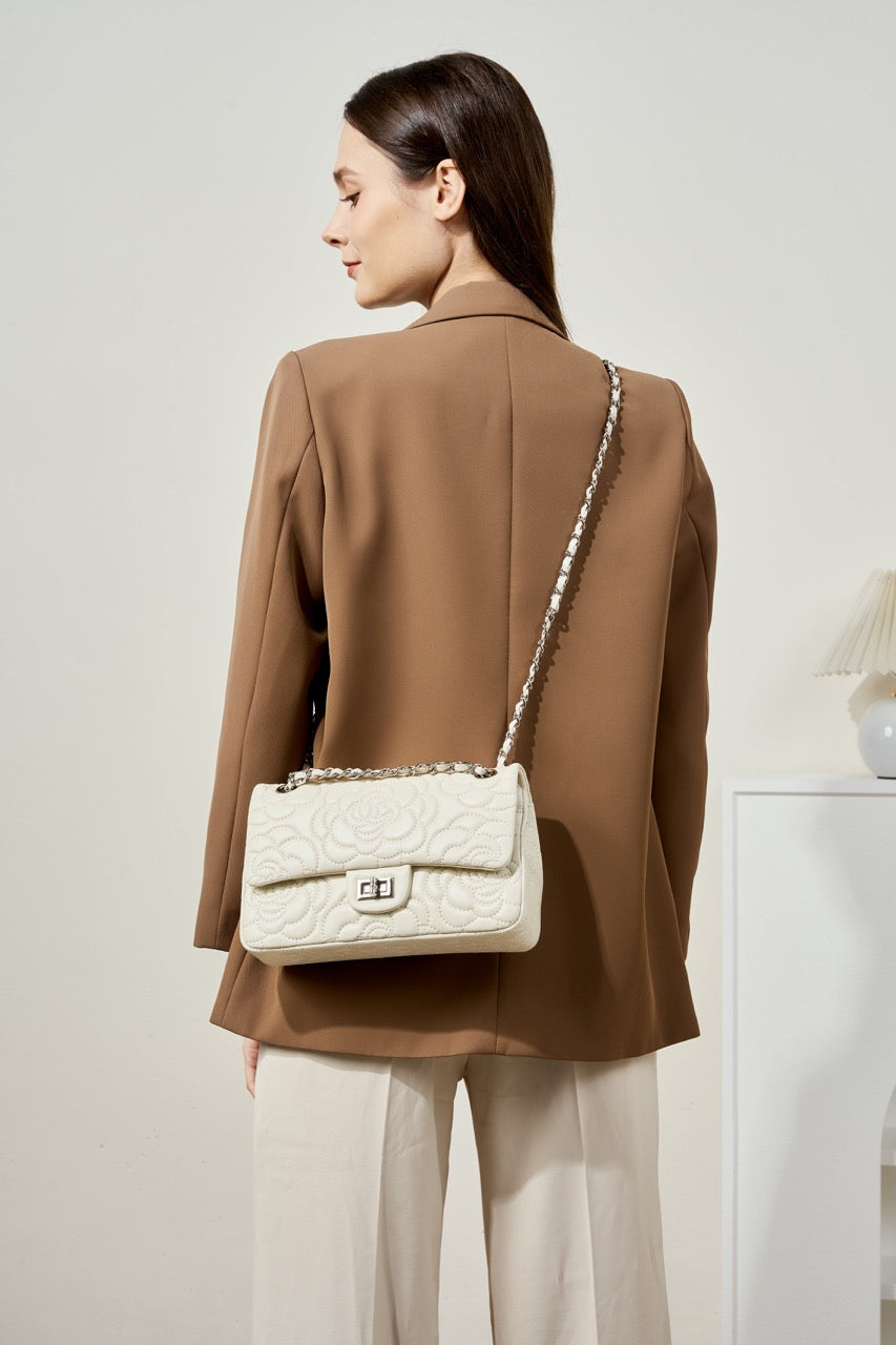 Geantă crossbody matlasată pentru femei, din piele naturală de oaie, cu lanț și model Camellia