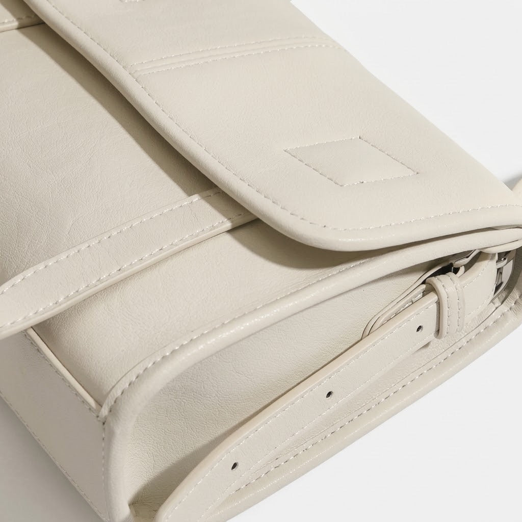 Borsa a spalla e tracolla minimalista in vera pelle testurizzata con patta