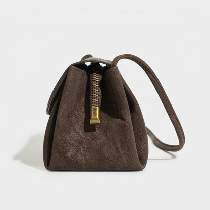 Borsa trapezoidale scolpita effetto vissuto in vera pelle opaca di vacchetta