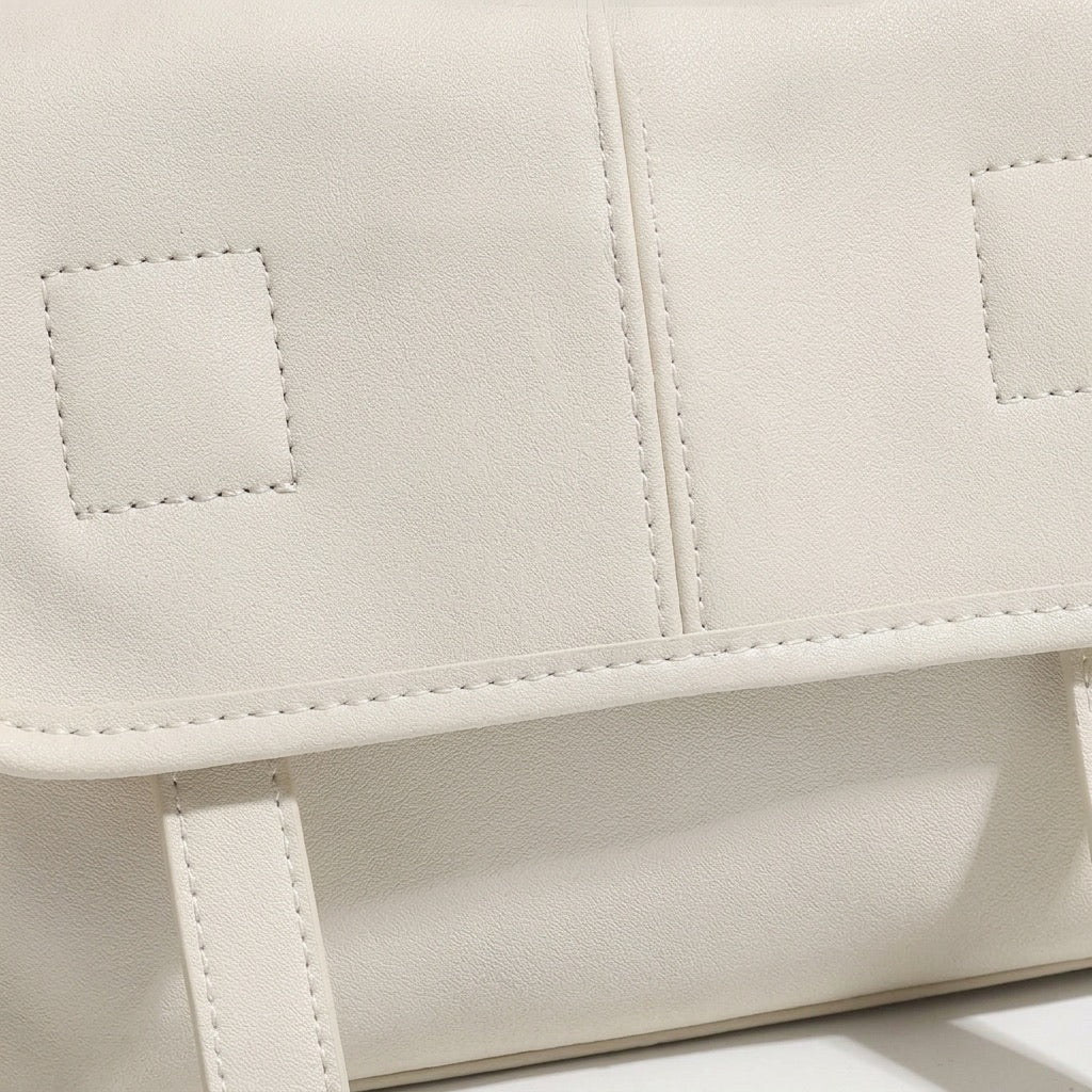 Borsa a spalla e tracolla minimalista in vera pelle testurizzata con patta