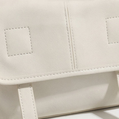 Borsa a spalla e tracolla minimalista in vera pelle testurizzata con patta