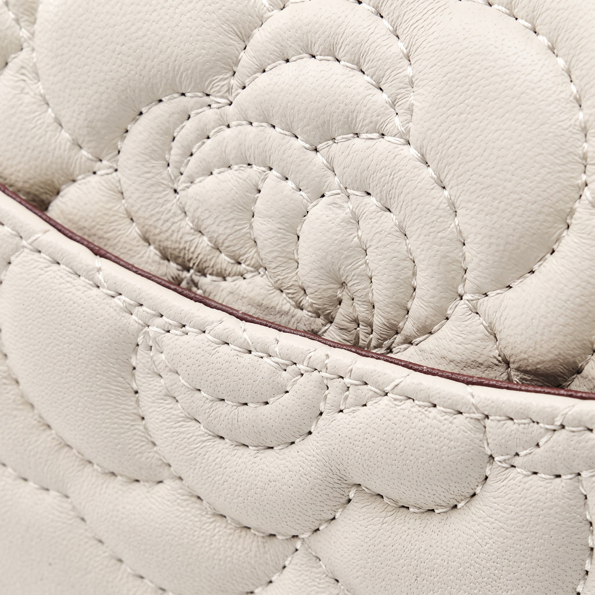 Geantă crossbody matlasată pentru femei, din piele naturală de oaie, cu lanț și model Camellia