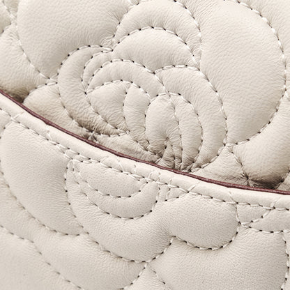 Geantă crossbody matlasată pentru femei, din piele naturală de oaie, cu lanț și model Camellia