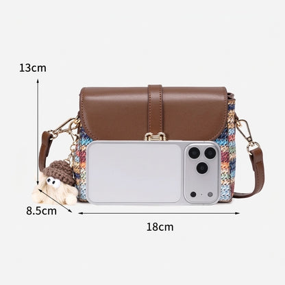 Borsa clutch a patta intrecciata a righe arcobaleno in ecopelle vegana con adorabile charm