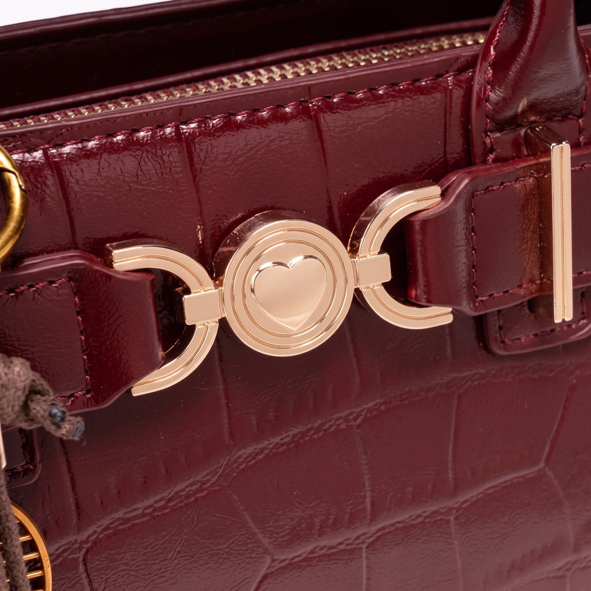Borsa pochette raffinata in ecopelle vegana lucida con stampa effetto coccodrillo, con charm chic
