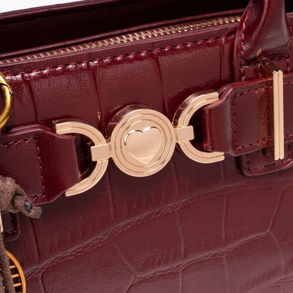Borsa pochette raffinata in ecopelle vegana lucida con stampa effetto coccodrillo, con charm chic