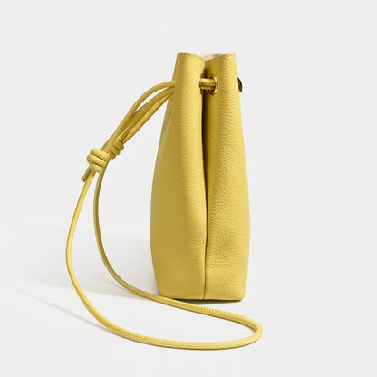 Borsa a spalla e pochette per telefono in vera pelle martellata, dallo stile quiet luxury