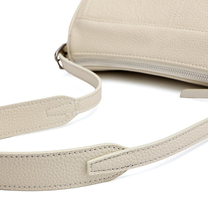 Borsa pochette baguette a patta in vera pelle martellata, dai toni delicati