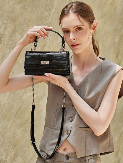 Bolso clutch sobre vintage de cuero genuino con acabado brillante tipo cocodrilo
