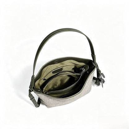 Borsa pochette a secchiello morbida in tela con ciondolo a nappa
