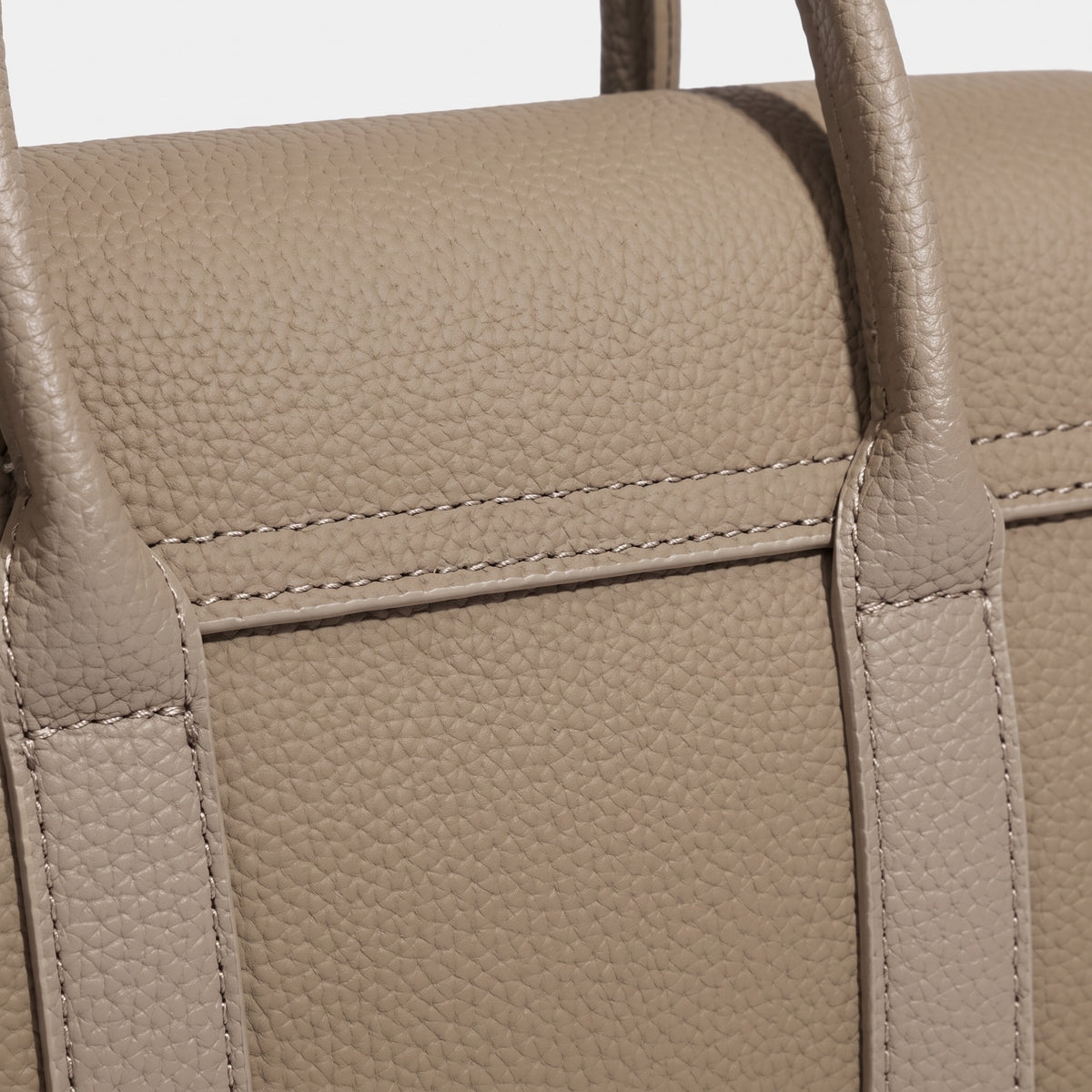 Borsa classica ed elegante a tracolla e spalla in vera pelle con patta