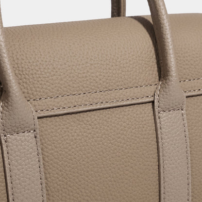Borsa classica ed elegante a tracolla e spalla in vera pelle con patta