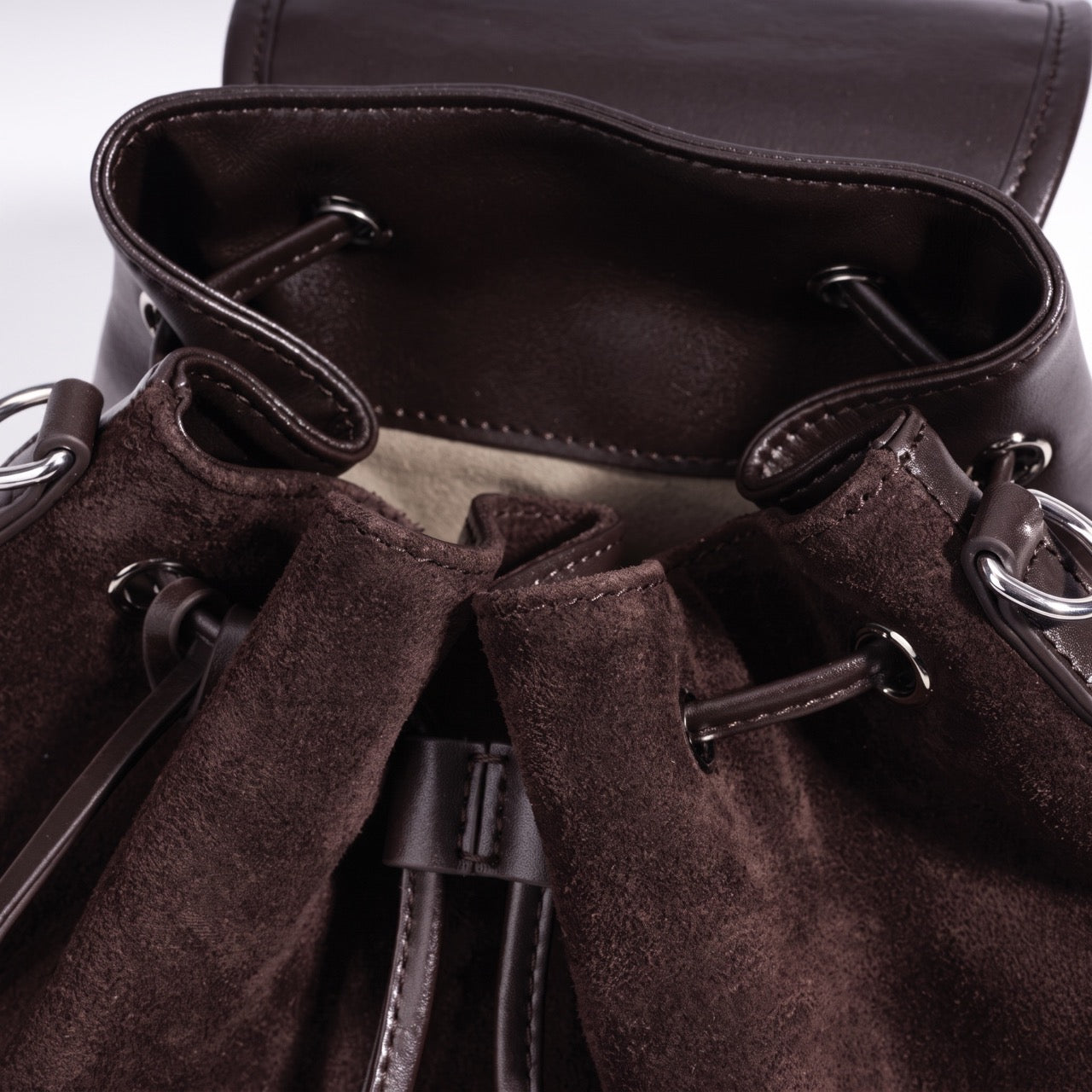 Mochila vintage de cuero genuino de ante con solapa y cordón