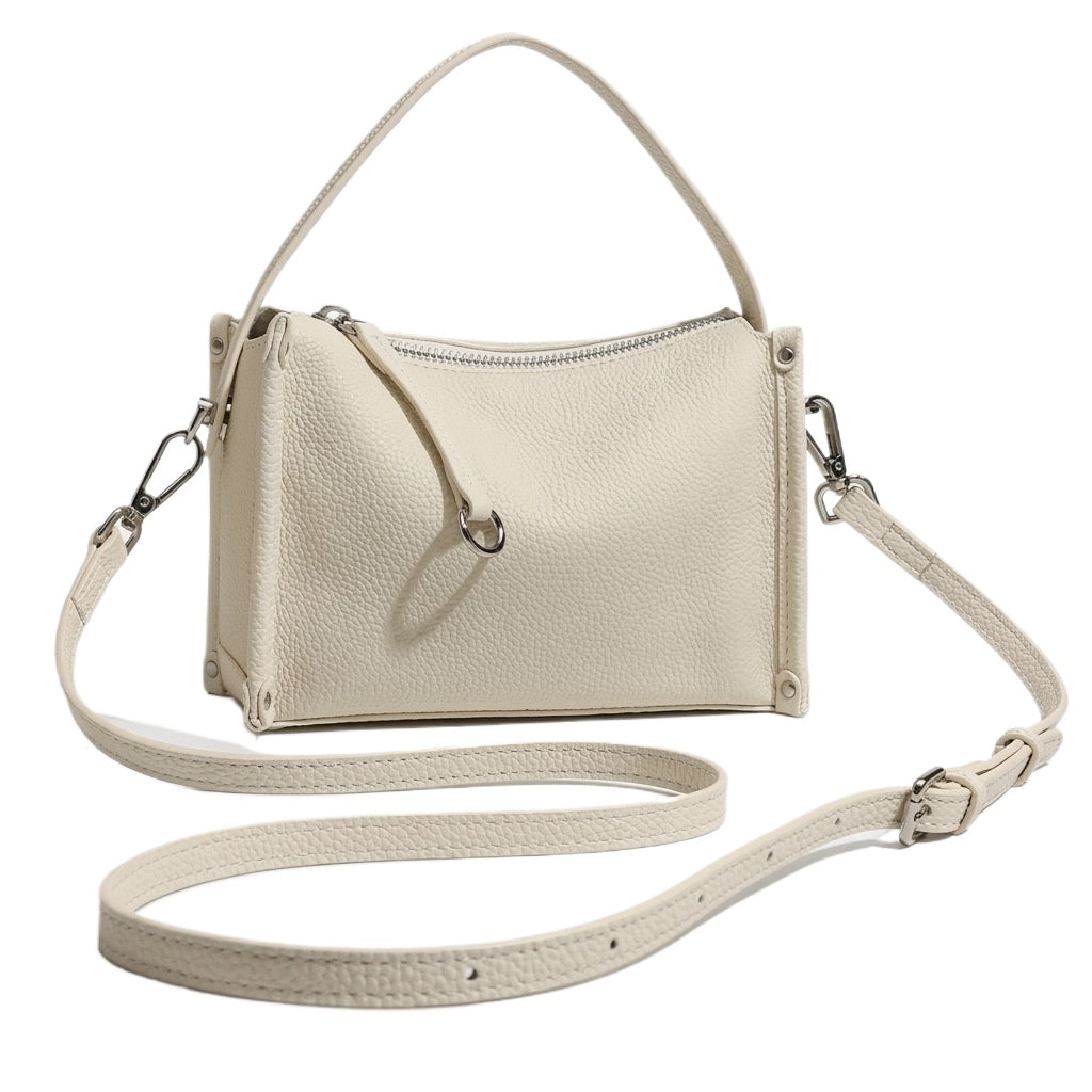 Pochette minimalista a tracolla in vera pelle martellata dalle linee essenziali