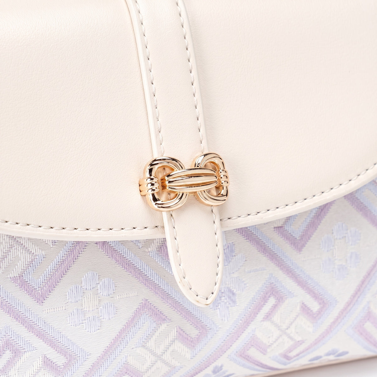 Borsa clutch vintage in ecopelle vegana con ricami orientali e charm giocoso