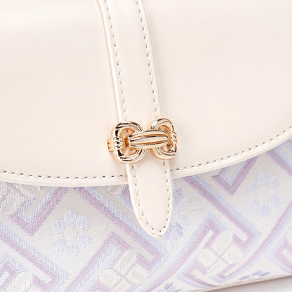 Borsa clutch vintage in ecopelle vegana con ricami orientali e charm giocoso