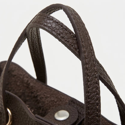 Borsa testurizzata a secchiello, a spalla e tracolla, in vera pelle martellata con dettaglio giocoso
