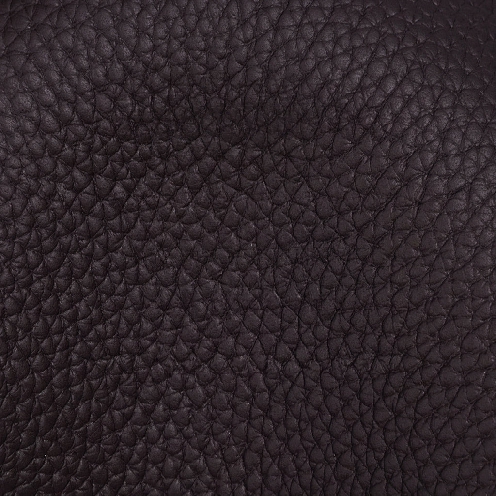 Geantă clutch tote cu clapetă și laterale evazate, din piele naturală granulată, în stil Quiet Luxe