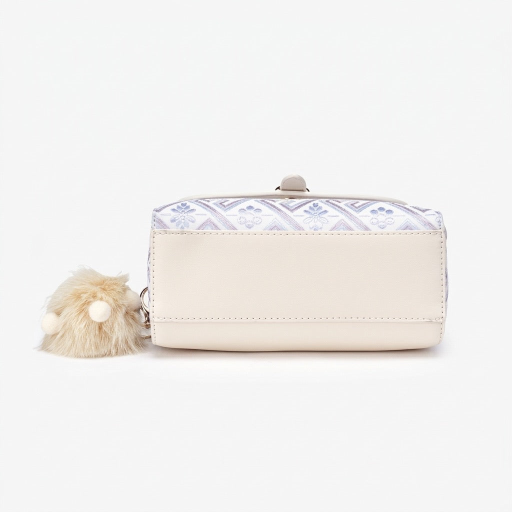 Borsa clutch vintage in ecopelle vegana con ricami orientali e charm giocoso