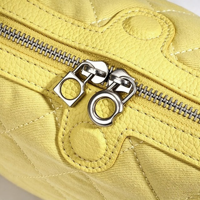Borsa pochette a mezzaluna capiente in vera pelle dai colori vivaci