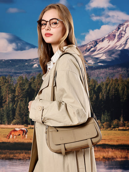 Borsa pochette baguette a patta in vera pelle martellata, dai toni delicati