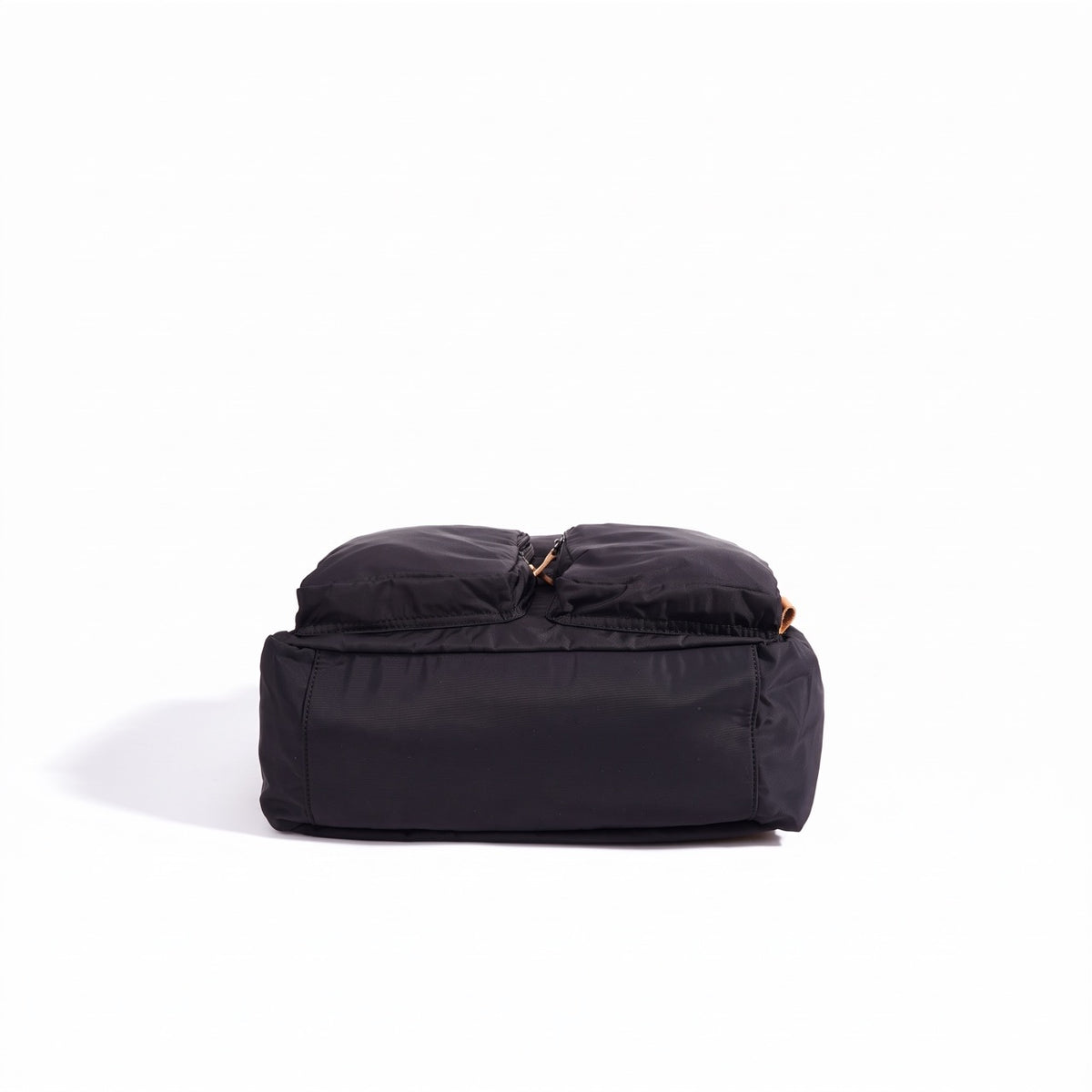 Minimalistischer geräumiger Nylon-Rucksack mit Reißverschluss